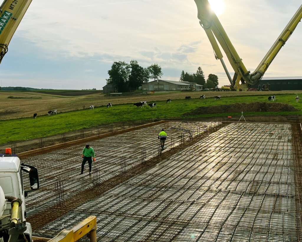 Pramonių grindų betonavimo paslaugos: Armavimas pramoninems grindims ir pagrindams ar aikstelems. Teikiame paslaugas Lietuvoje, Tauragės regione: Šilutėje, Raseiniuose, Pagėgiuose, Šilalėje, Jurbarke.