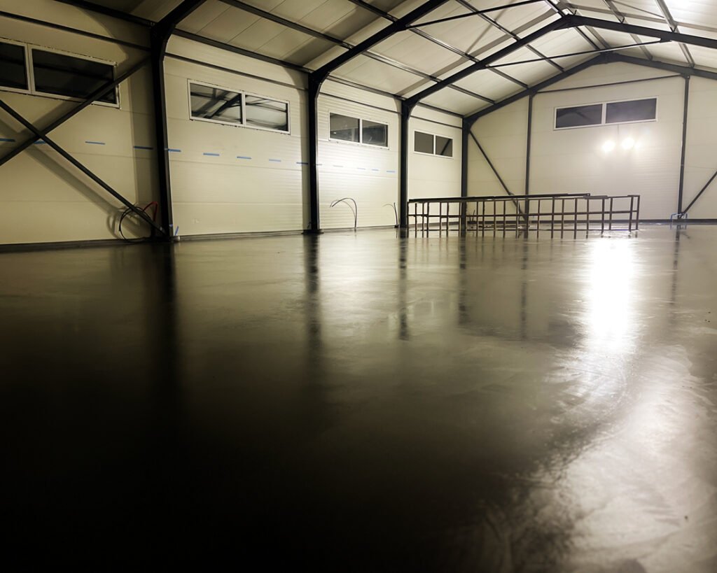 Pramonių grindų betonavimo paslaugos: Logistikos centru angaru sandeliu grindu betonavimas. Teikiame paslaugas Lietuvoje, Tauragės regione: Šilutėje, Raseiniuose, Pagėgiuose, Šilalėje, Jurbarke.