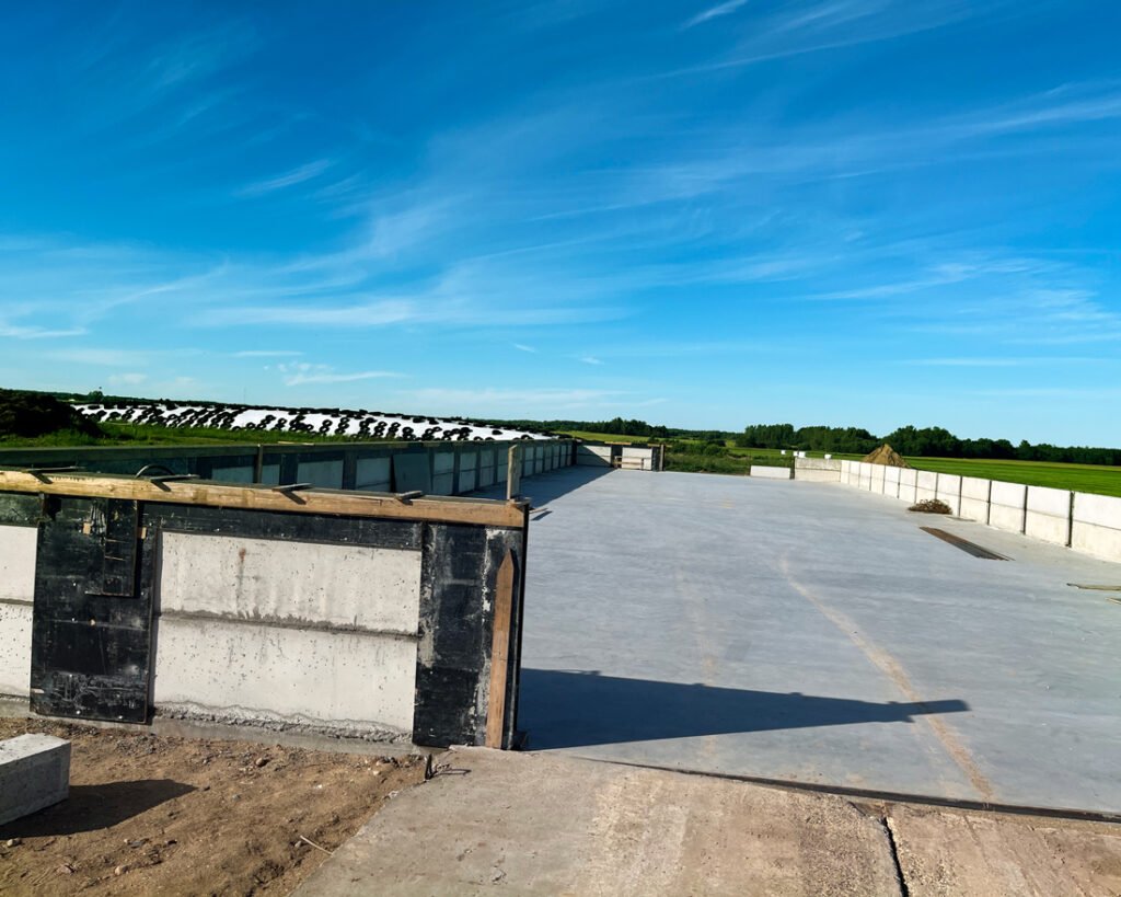 Pramonių grindų betonavimo paslaugos: Zemes ukio siloso aiksteliu ir transeju betonavimo darbai Taurageje ir Vakaru Lietuvoje. Teikiame paslaugas Lietuvoje, Tauragės regione: Šilutėje, Raseiniuose, Pagėgiuose, Šilalėje, Jurbarke.