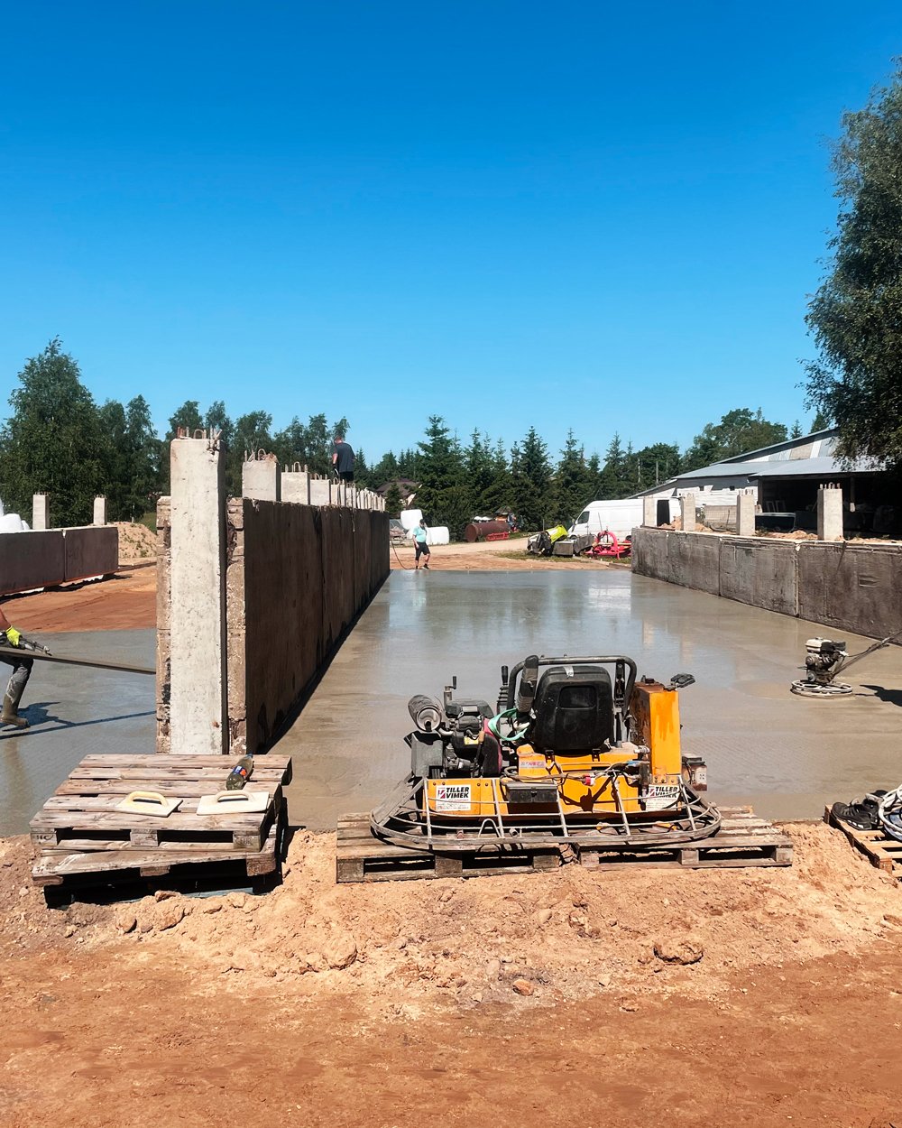 Pramonių grindų betonavimo paslaugos: statome siloso transeas ir skysto meslo rezervuarus pritaikytus agresyviai aplinkai ir intensyviam ukiu darbui. Teikiame paslaugas Lietuvoje, Tauragės regione: Šilutėje, Raseiniuose, Pagėgiuose, Šilalėje, Jurbarke.