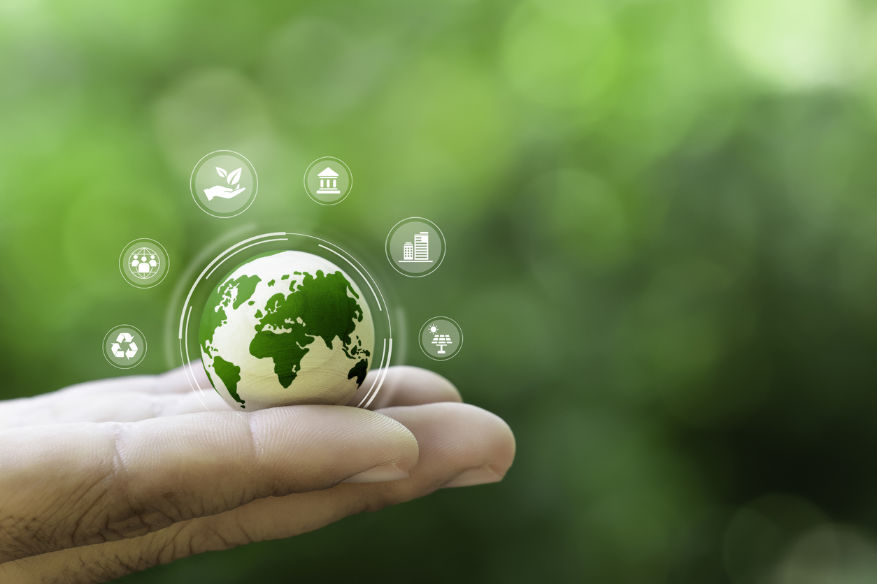 Biometanas: Globe on hand and ESG icon for Environment Social, Governance and Business cooperation for World sustainable environment social governance concept.. Biometano stotelių žemėlapis Lietuvoje